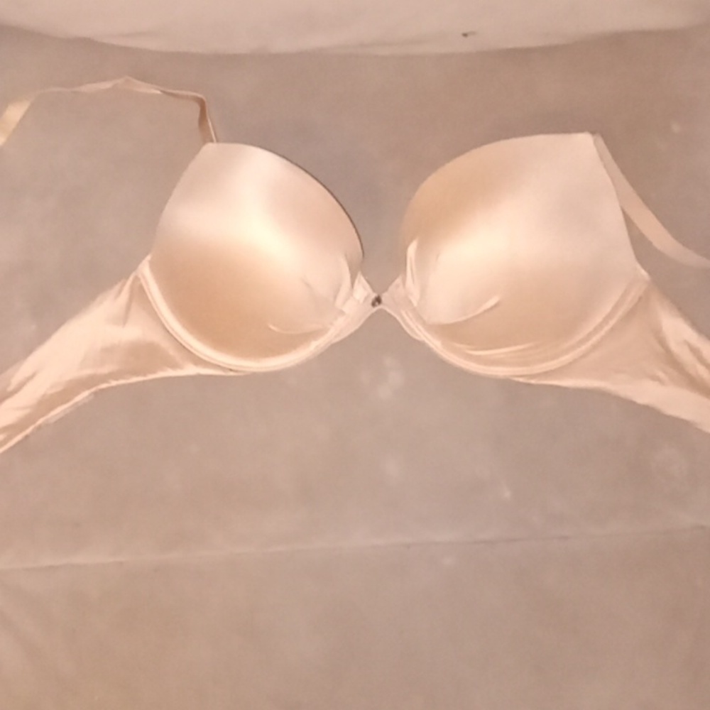 Victoria's secret 34 B fabulous plunge potted push up  Nude
